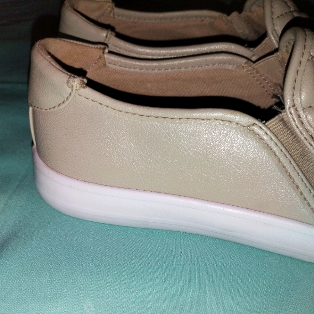 EUC Light Tan Beige Womens Guess Slide On Shoes Size 7 Casual Quilted Mat… - Picture 4 of 6